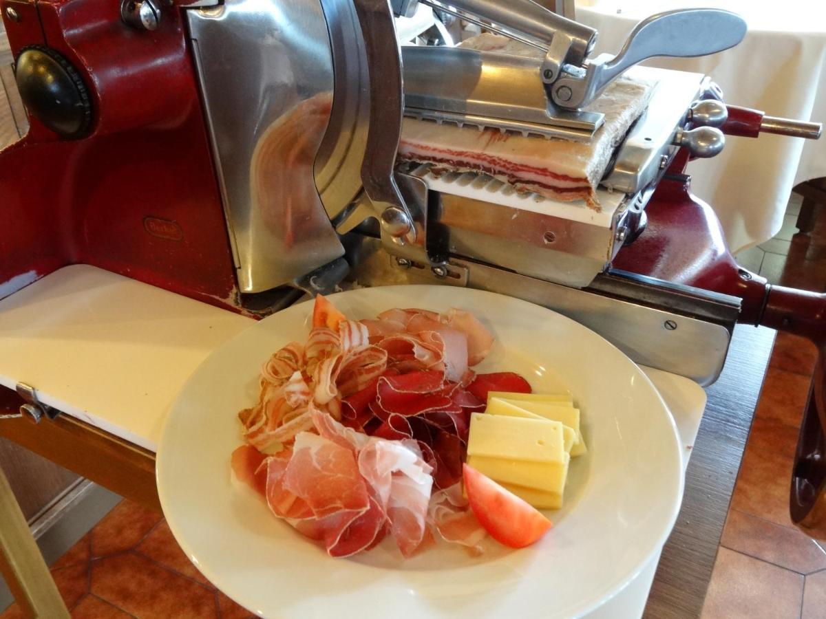 Hotel-Restaurant Grina Simplon エクステリア 写真